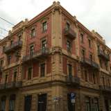 Palazzo Alberotanza in via Imbriani ad angolo con via Bozzi. Di color rosso porpora e giallino senape fu costruito tra il 1918 e il 1920